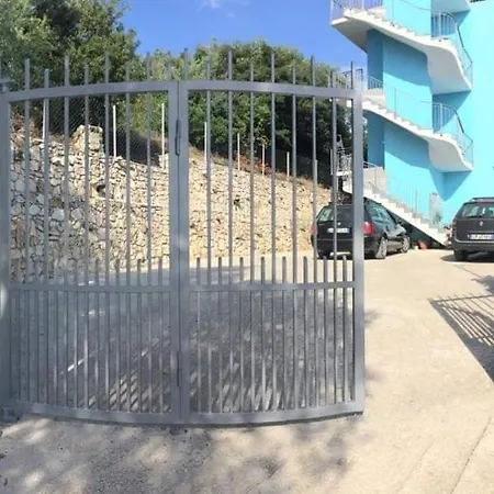 Bluflest Bed & Breakfast 3*